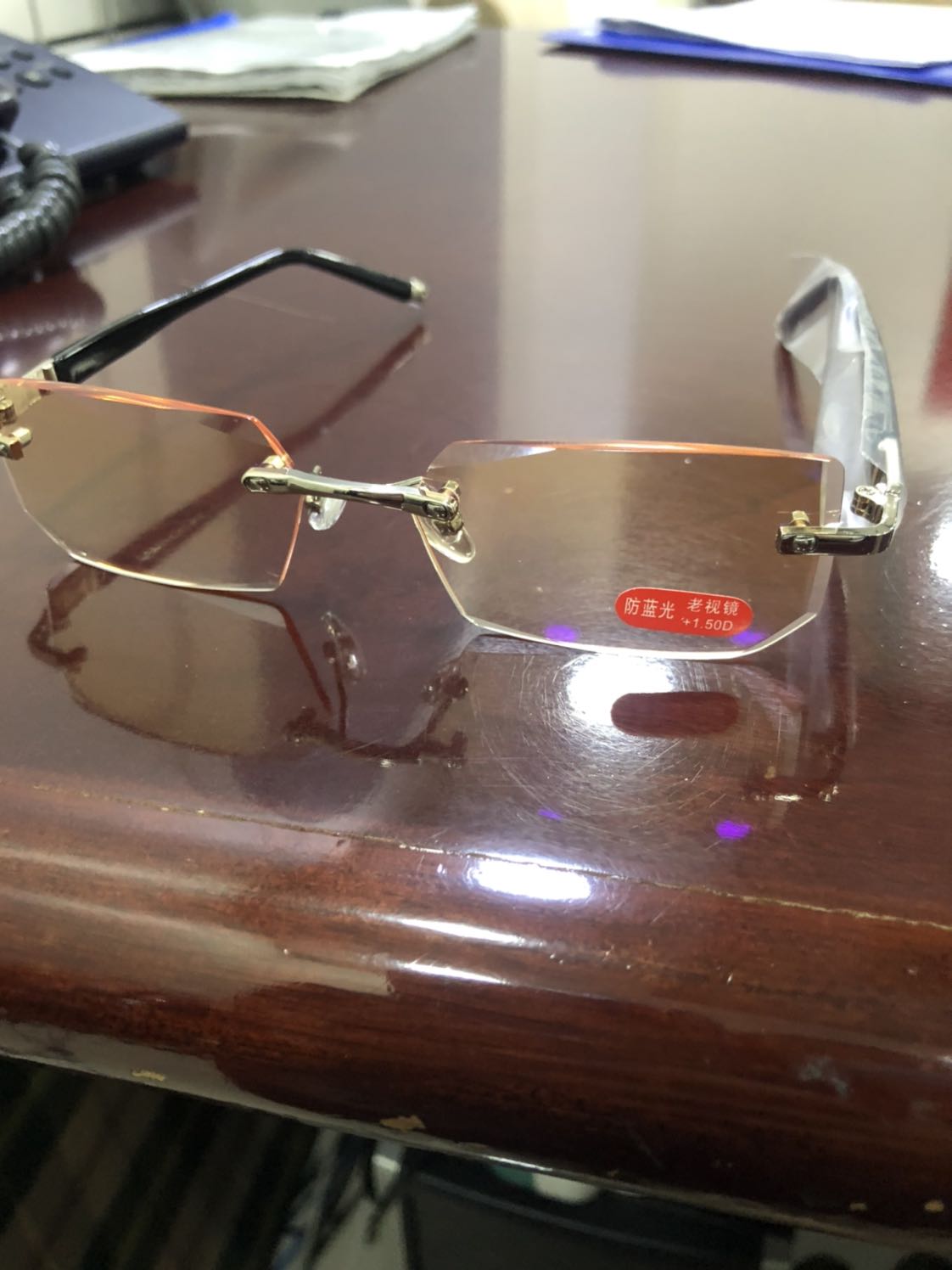 Đẹp, thời trang, nữ tính, gọng kính chắc chắn,