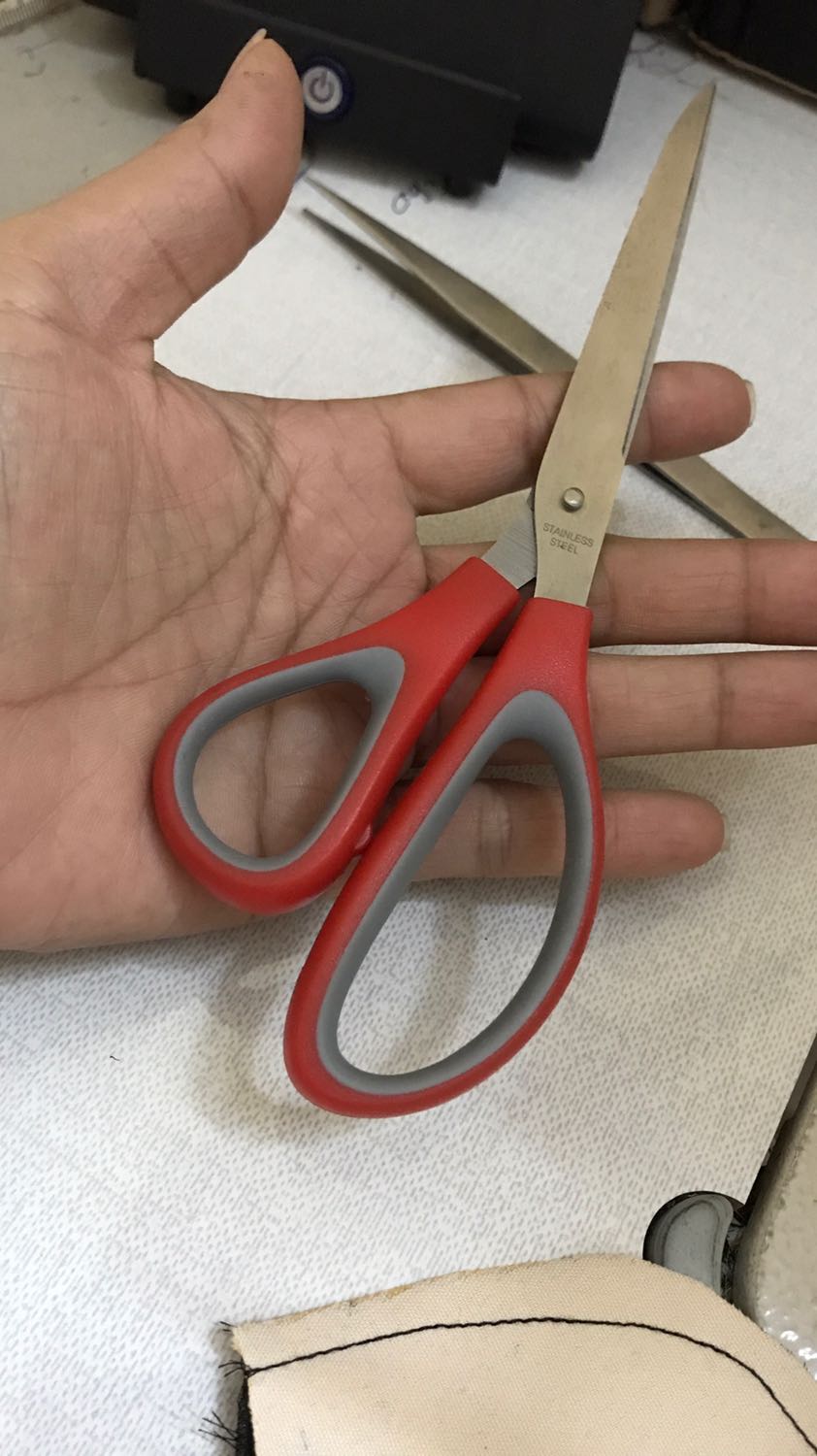 Kéo mua dinh de cắt vai ma khi nhận hàng thi  thay mặt cười. Kéo nho  xíu như vậy ma de cat cai gì. De cho con mih cắt giấy thi dc