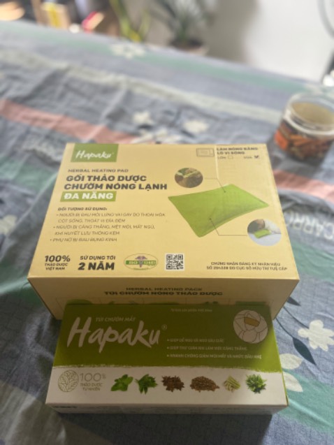 Mùi thơm của thảo mộc làm dễ chịu ghê, mình săn được giá sale nên rất là ổn luôn còn được tặng thêm chườm mắt nữa thích mê. Mọi người nên mua nha