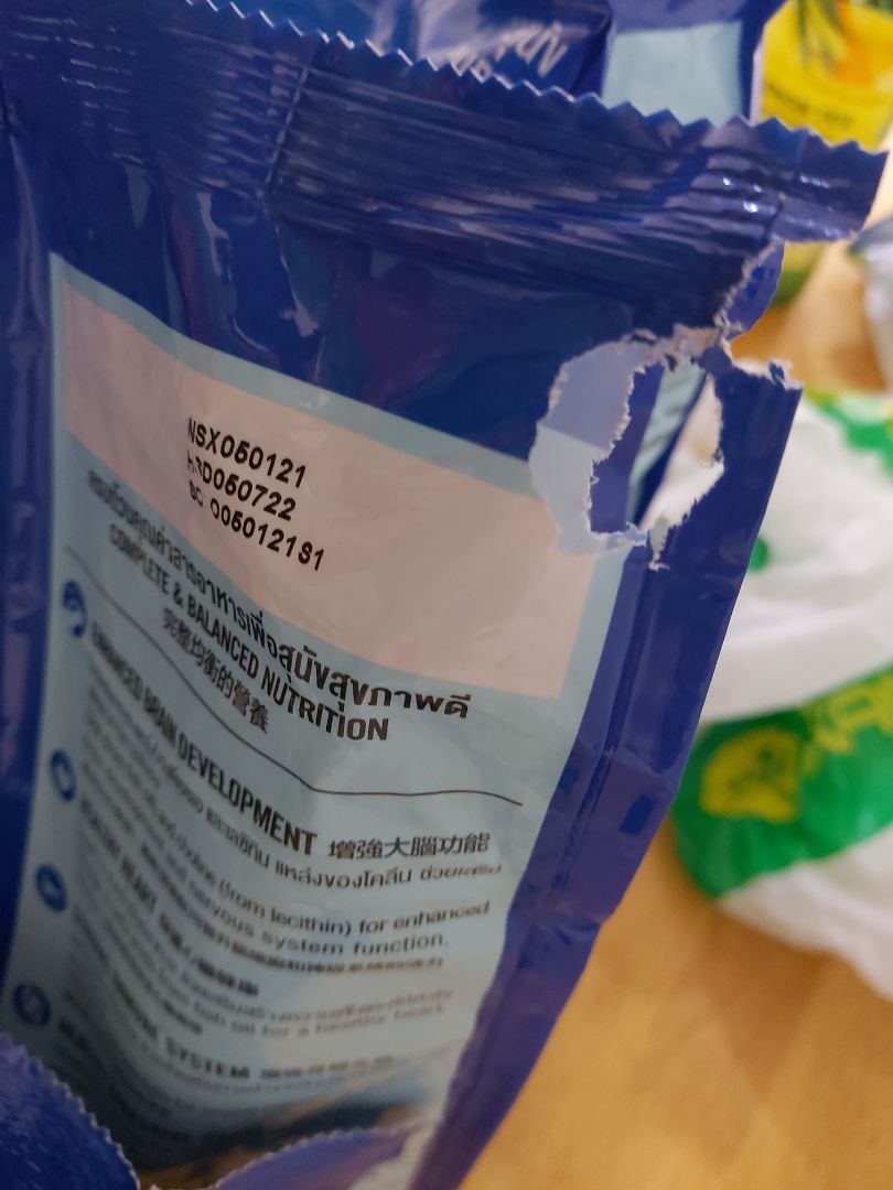 Mới nhận hàng. Bao bì nhàu nát và bị chuột gặm lủng lỗ chỗ. Như vậy thì ảnh hưởng tới chất lượng sản phẩm và sức khỏe của cún!