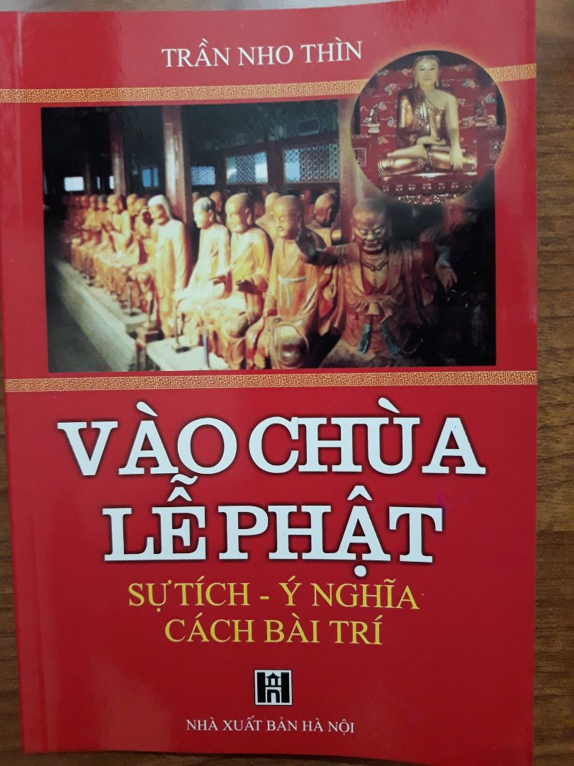 Sách được xuất bản cách đây khá lâu nhưng vẫn còn mới, shop bọc nylon cẩn thận. Mặc dù khâu in ấn hay trình bày của cuốn sách này không được lung linh hay đẹp lắm nhưng bù lại nội dung rất đáng đọc. Sách cung cấp những kiến thức cơ bản về một ngôi chùa điển hình ở Việt Nam. Đặc biệt, thông tin về những pho tượng được thờ và ý nghĩa của chúng rất có ích.