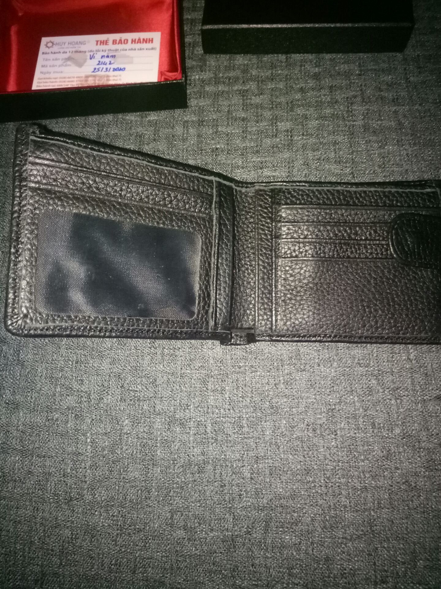 sản phẩm đúng như hình ảnh mà tiki đăng bán 
sản phẩm được gia công tỉ mỉ từng đường chỉ 
sản phẩm tuy mới nhưng không hôi mùi mấy 
có thẻ bảo hành 12 tháng của nhà sản xuất trong đó ghi rõ 
tên sản phẩm 
mã số sản phẩm 
ngày mua 
và có *** để 
gọi khiếu nại 
gọi bảo hành 
và có địa chỉ cửa hàng bảo hành rõ ràng 
sản phẩm cũng rất mềm không cứng 
giao hàng nhanh 
sản phẩm được bọc rất nhiều lớp và kĩ càng ở cửa hàng và tiki cũng vậy 
em trai giao hàng nhanh nhẹn vui vẻ