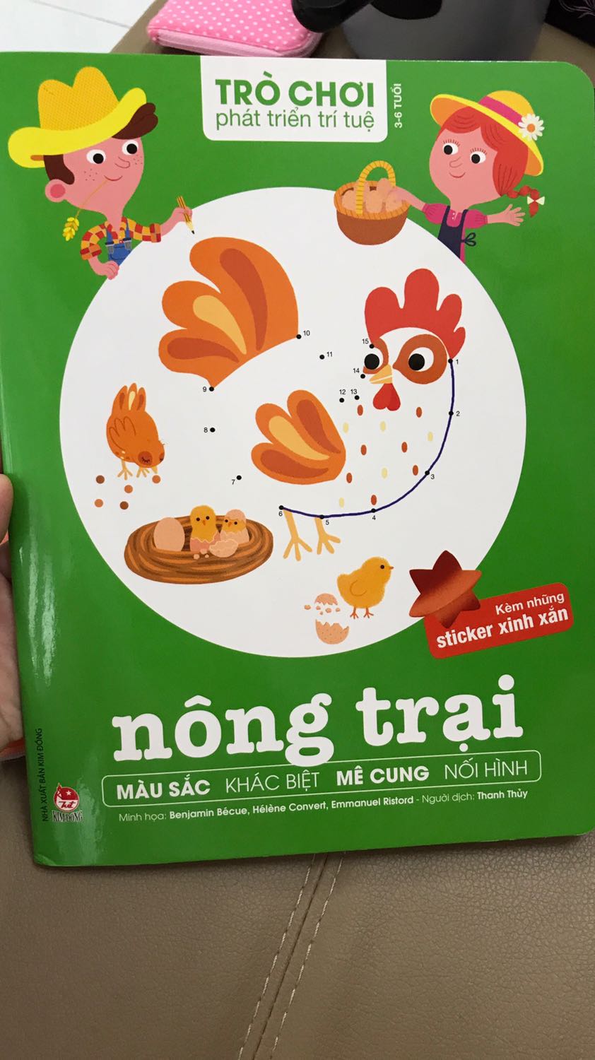 Sách bìa cứng dày dặn in chất lượng, màu sắc đẹp. Mỗi quyền kèm theo sticker cùng chủ đề giúp bé vừa học vừa chơi. Sách đề dành cho bé từ 3-6 tuổi. Tuy nhiên với bé 3t còn nhiều hạng chế chưa sử dụng được nhiều. Mua với giá 29k của tiki kèm mã giảm giá khá rẻ so với giá bìa 40k