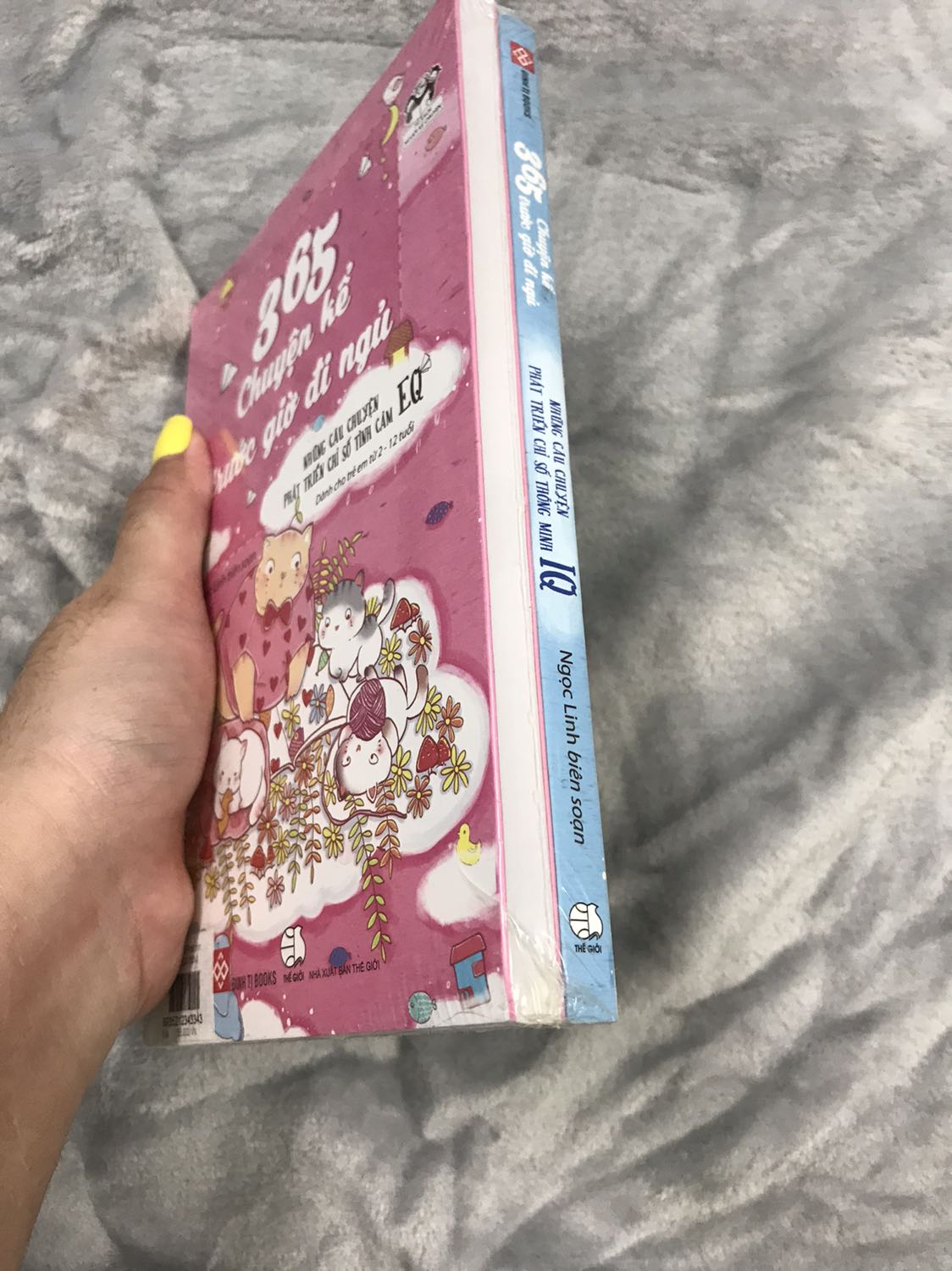 Vừa nhận được sách mình đã rất thích mặc dù bên ngoài cái hộp nó móp méo mình cũng lo là nó sẽ bị móp bên trong nhưng không. Sách được bọc rất cẩn thận.
Màu sắc bị kích thích trẻ lắm. Nội dung bên trong khá nhiều câu chuyện hay. 
Đặc biệt ở mỗi câu chuyện còn có thêm dòng bài học rút ra.
Kích cỡ chữ to và rõ ràng. Màu sắc nhẹ nhàng hình ảnh thú vị nhưng mà có vẻ hơi bị mờ một chút xíu xíu thôi không nhiều.
Khuyến khích các mom nên mua nhé!