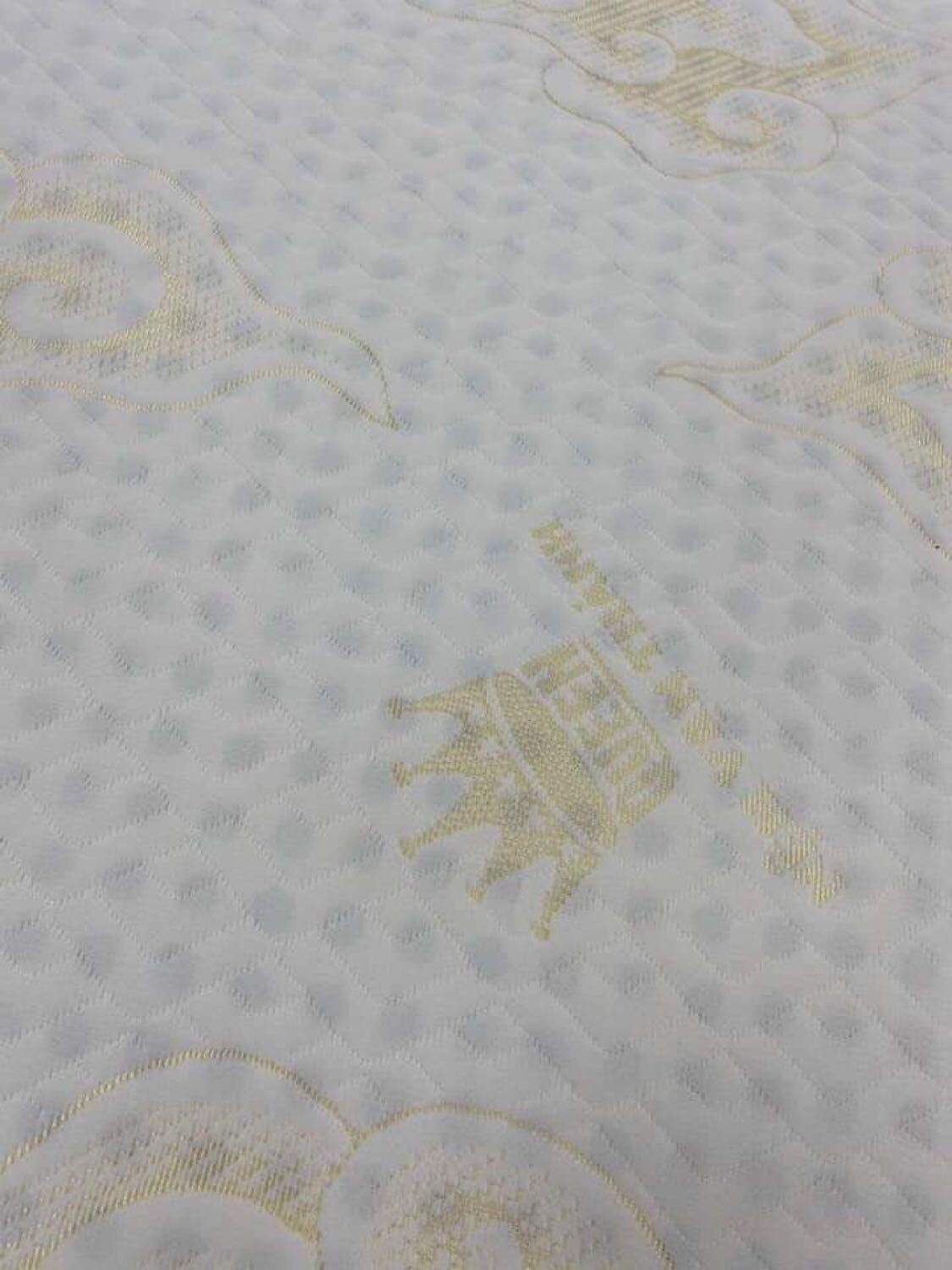 Thực sự ưng cách phục vụ của shop và sự nhiệt tình của bạn giao hàng. Đệm rất êm và mềm. Nằm cực kỳ thoải mái. Nệm có mùi thơm nhẹ. Có nhu cầu sẽ tiếp tục ủng hộ shop