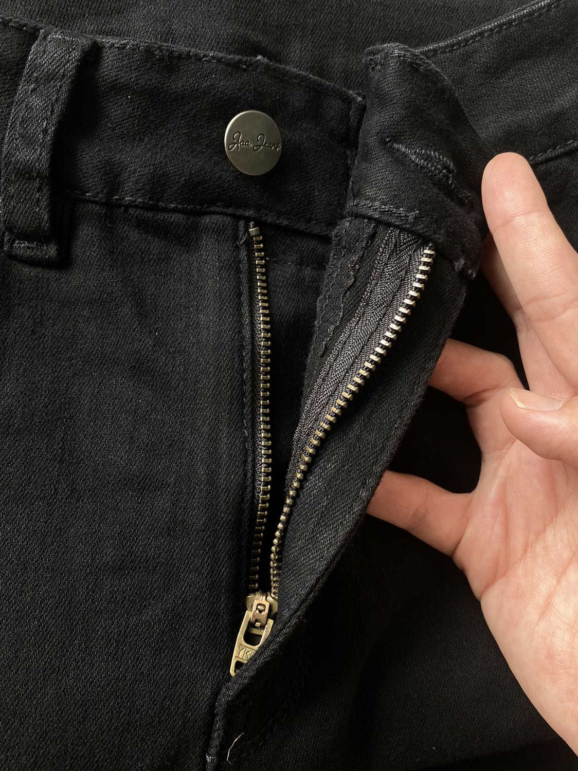 Chất liệu vải co dãn rất tốt, mặc thoải mái và dễ dàng co gối, đứng lên ngồi xuống đi lại đều ko bị kích
Dáng quần ôm vừa khuôn người nên lên form đẹp, đường may tỉ mỉ và chuẩn
Mình mua loại lưng cao, và lưng rất cao nên chân dài hẳn ra hihi 
Đây là lần đầu mình mua, nhưng cảm thấy yên tâm với chất liệu vải và kiểu dáng nên sẽ mua thêm mẫu khác. Tuy nhiên brand này chưa ra nhiều mẫu mã lắm, và cũng còn để xem qua thời gian dùng thì màu vải và chất lượng nói chung sẽ biến đổi thế nào. 

Kết lại là đáng đồng tiền bát gạo các chị em nhé