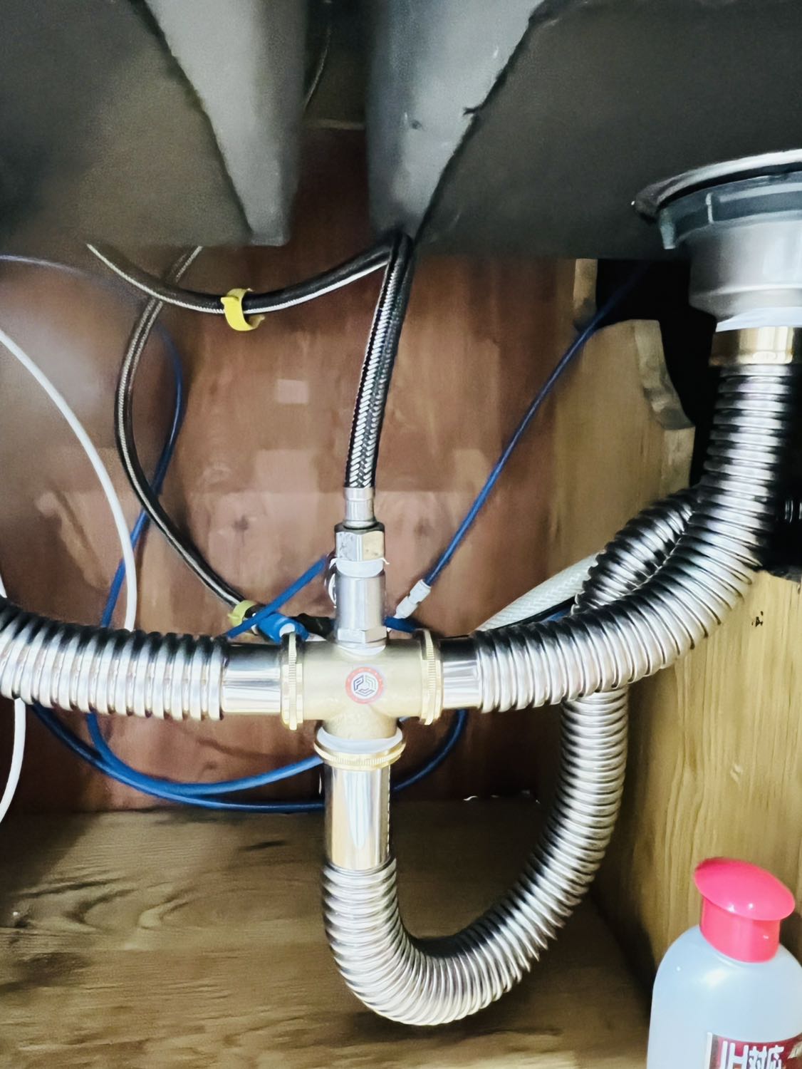 Sản phẩm ổn, lắp đặt dễ dàng. Các cạnh hơi sắc nên khi lắp đã bị đứt tay, hhhh. Nói chung là ổn