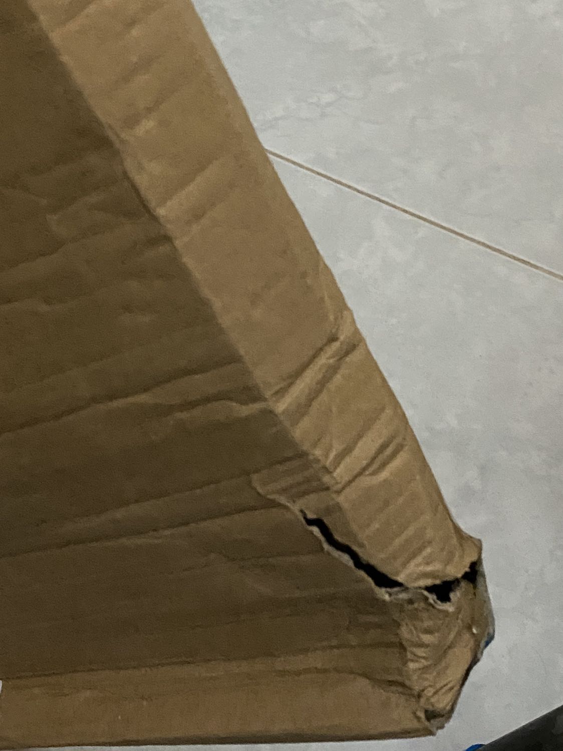 Tiki dạo gần đây khâu đóng gói và vận chuyển không chắc chắn lắm hay bị rách hộp, hên là bên trong có bao bì trong bọc sách lại. 
Về sách thì còn rất mới luôn và giao đầy đủ cả 4 cuốn. Rất hài lòng