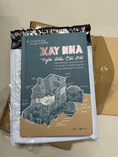 Sách chất lượng, nội dung tuyệt vời.
Mình nghĩ mọi người dù có ý định xây nhà hay không thì cũng nên trang bị một quyển để có thêm hiểu biết về lĩnh vực này.