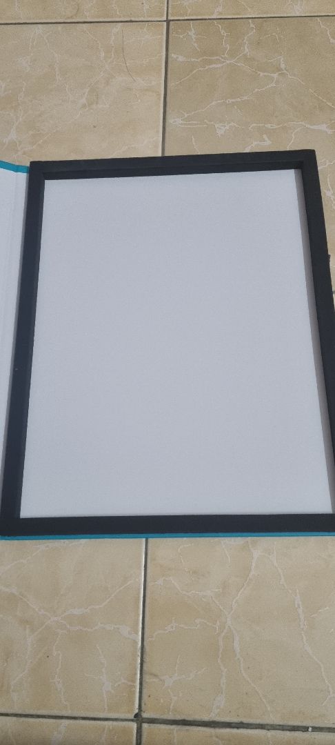 Nhận hàng thì thấy hộp rất đẹp. Miếng dán cũng vừa khít khìn khịt màn hình. (Có điều sờ vào cảm giác như miếng nhựa chứ ko phải kính). Nhưng nói chung cũng xài miếng dán của Nillkin cho điện thoại thấy rất ok.