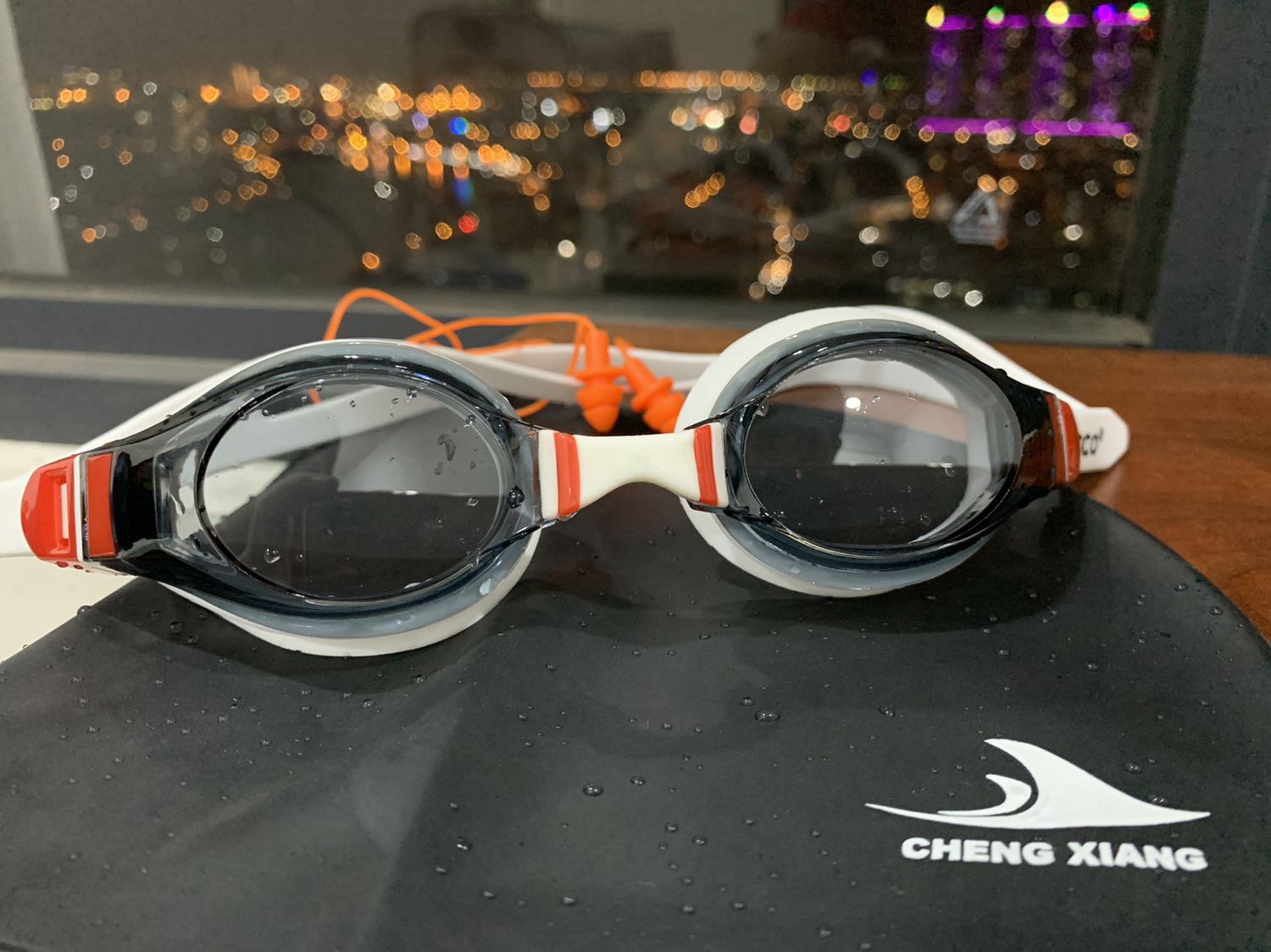 Quần rất okie, mũ bơi và bịt tai xài tốt.

Mình có mua thêm cái kính của shop. Phải nói là cực kỳ hài lòng. Bơi 1 mạch 1.000 m mà k phải tháo kính ra lần nào. Đeo rất thoải mái. K bị sương mù, k bị vô nước. Sẽ mua thêm