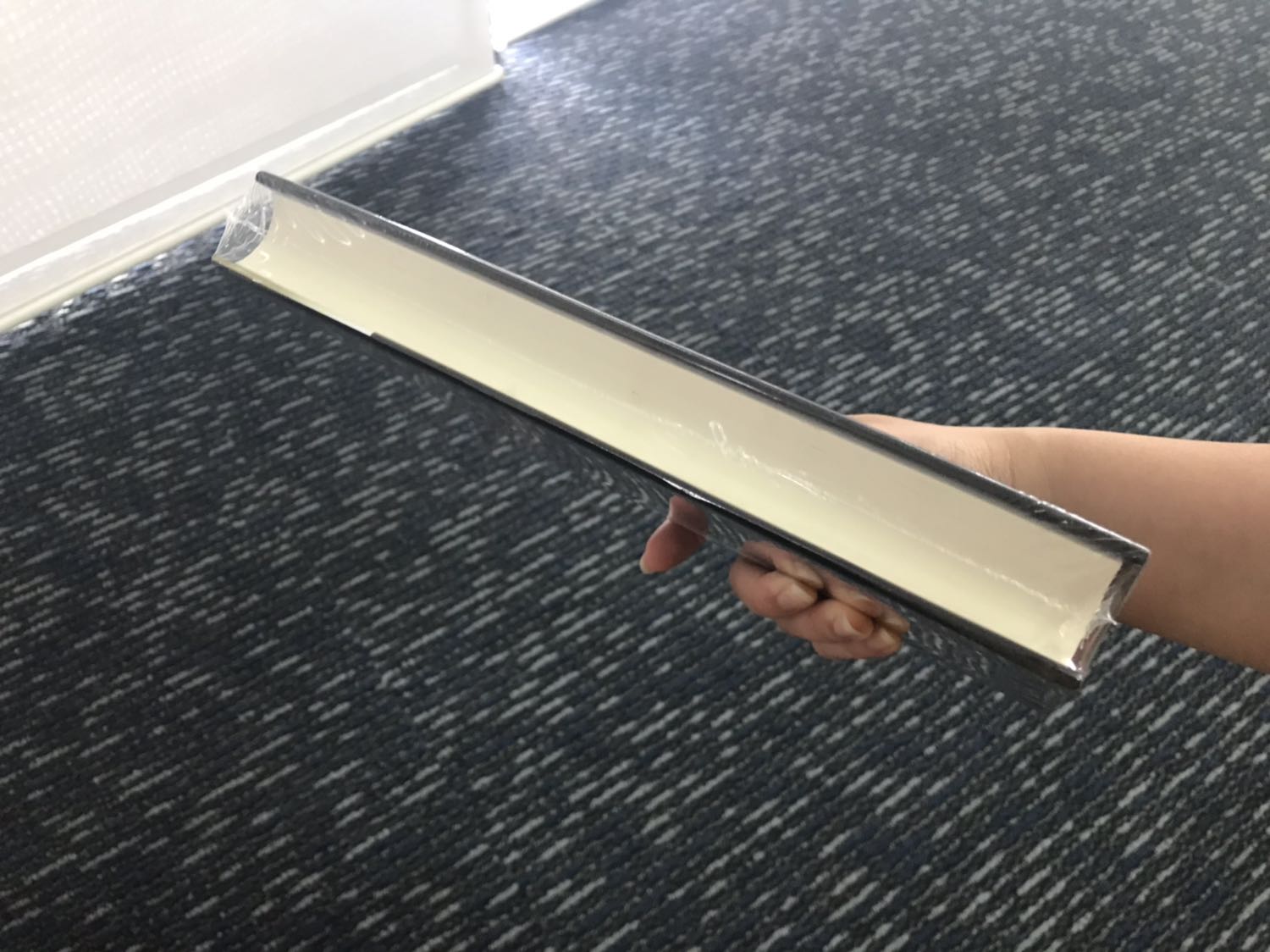 Fahasa giao hàng nhanh cực kỳ. Khuya đặt, trưa hôm sau đã có. 
Mua sách bìa cứng của Fahasa luôn yên tâm vì có chống sốc
Link mở hộp : 
https://youtu.be/gbzdZEj5OSk
Sách đẹp, chữ in dễ đọc. 
Nội dung thì không có gì để chê, dịch giả Ngọc Thứ Lang đã dịch quá xuất sắc mà sau này mình đọc Omerta của dịch giả khác cũng không tìm lại được “chất” giang hồ đó