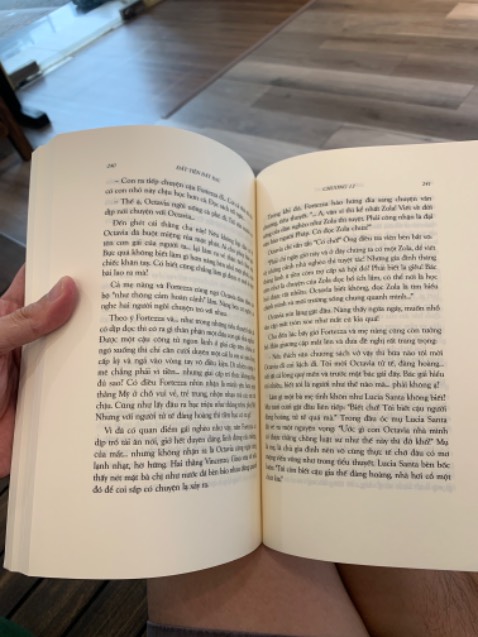 Sách rất đẹp, bìa sách thật sự ấn tượng. Quyển này cùng dịch giả với Bố Già. Bản thân dịch giả có đủ văn ngôn để tạo ra một nét văn phong rất “Bố Già” đó là văn phong tình cảm, chân thật, câu từ êm xuôi rất dễ lọt vào lòng người đọc. Cứ đọc và sẽ thích.