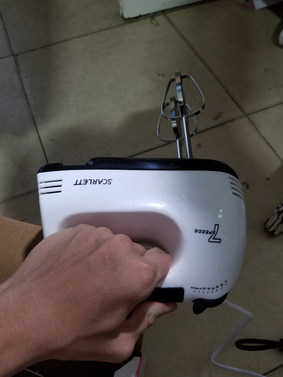 Mình vừa hỏng mất máy đánh trứng lock and lock sau 5 năm sử dụng rất tiếc
nên mình lên Tiki mua máy khác.
thấy máy này khá rẻ nên mình mua về *** thử
mua về mở ra cắm ngay có những điểm như sau
1. hàng giống hình 
2. thương hiệu giống
3. Hộp hơi móp chắc do vận chuyển
4. Mình cắm vào thử thì máy khá mạnh nhưng không êm lắm còn hơi lắc
5. Có 4 que đầy đủ

trong tầm giá này thì okay còn ai muốn thật sự chất lượng thì mua tầm 2 triệu
tiền nào của đó mà