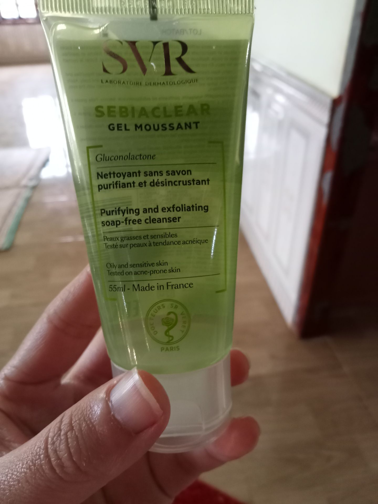 Sản phẩm dùng tốt, khi dùng tạo bọt nhẹ, rất dịu với da khô. Khi rửa xong thì có một lớp dầu trền da chắc là để dưỡng ẩm. Loại này dễ tạo bọt lắm nên chỉ cần lấy một lượng vừa đủ thôi. Mùi thì hơi lạ, khác với các loại sữa rửa mặt khác nó có mùi như mùi cỏ ấy khá dễ chịu. Vì mua size nhỏ để sài thử nên chai hơi bé có 55ml thôi, nhưng bù lại được cái sản phẩm rất tốt, sẽ mua size lớn hơn để sài.Anh chị shipper thì nhiệt tình chủ đáo chủ động thời gian giao hàng để đem lại sự tiện lợi cho khách. Điểm trừ là cách gói hàng, sản phẩm chỉ có một lớp nilon bọc ngoài và không có hộp, mình không tìm được NSX và HDD luôn bạn nào mua rồi mà thấy thì chỉ mình với. Mong rằng shop sẽ khắc phục những khuyết điểm trên, chúc shop luôn mua may bán đắt nha!!!