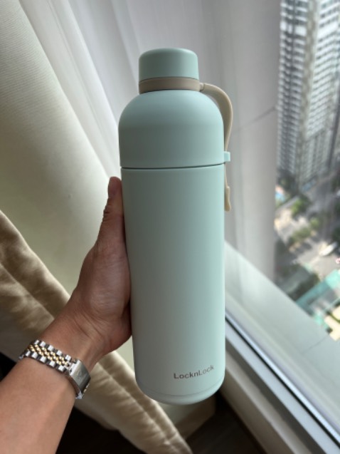 Mình chưa dùng nên chưa biết bình có giữ nhiệt tốt ko, nhưng shop đóng gói rất cẩn thận, hộp ko bị gì. Shop ship rất nhanh. Màu sắc nhìn rất đẹp, bình ko nhỏ cũng ko lớn lắm nhưng rất dễ thương. 👍🏼