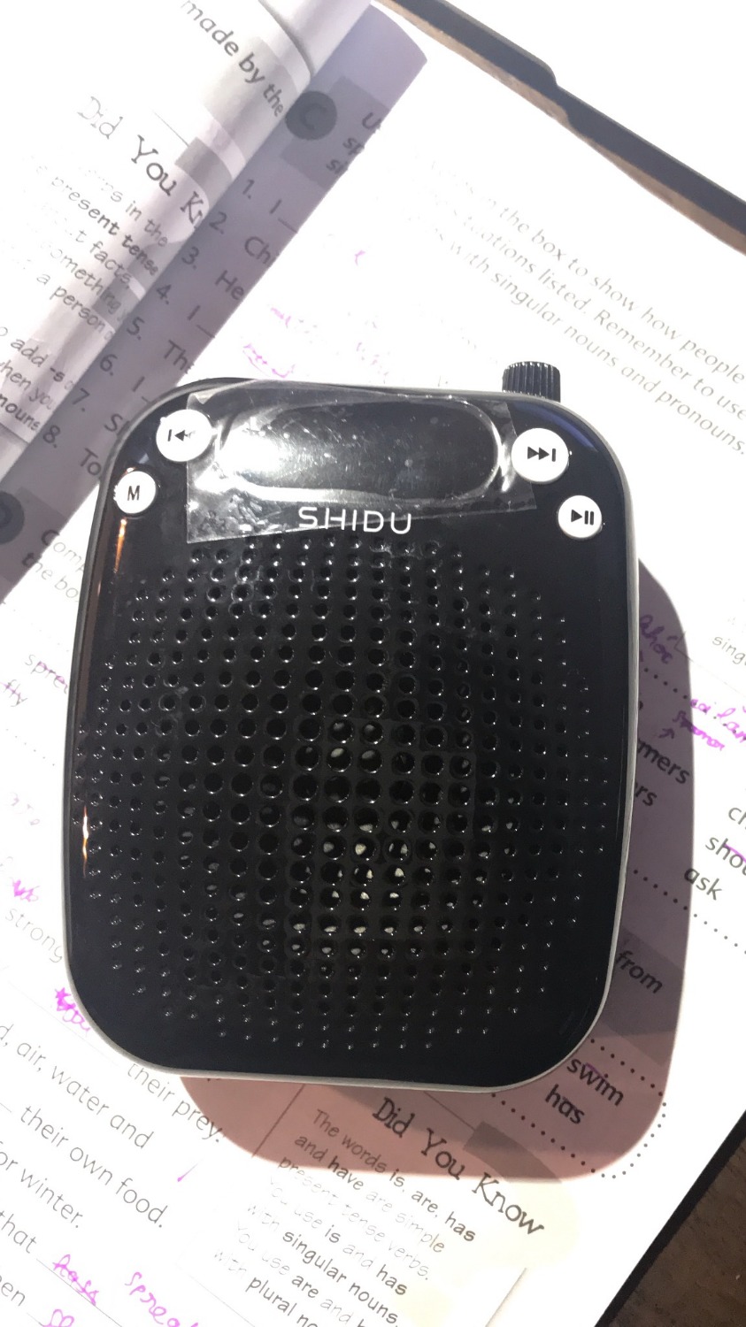 Máy dùng rất tốt, âm thanh rõ, không bị rè. Trước khi mình có dùng 1 máy mua trên taobao nhưng chất lượng tệ quá. Lựa chọn máy mới thấy máy Shidu này,  mức giá vừa phải, chất lượng lại rất ổn. Nếu bạn là giáo viên Tiếng Anh thì nên trang bị một chiếc nha. Vì mỗi ngày phải giảng bài với cường độ cao, thì việc bảo vệ giọng và sức khỏe là điều nên đầu tư.