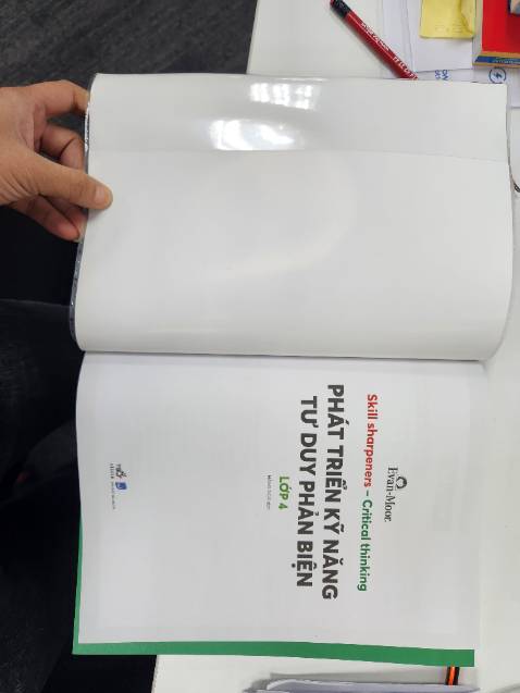 Sách nội dung hay về tự nhiên xã hội và toán tư duy. Nhà mình đã học xong quyển lớp 3, các con rất hứng thú nên mua thêm quyển lớp 4. Quyển này bố mẹ chơi cùng con rất ok. Tiki đóng gói đẹp, còn có bọc bìa nữa. Mình rất hài lonhg.