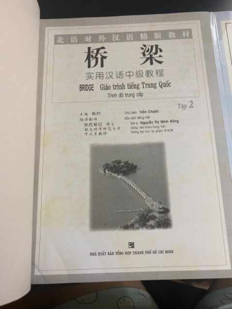 Quyển 2 giao cho mình khá cũ và bẩn. M sẽ dùng sách thường xuyên mà nhìn trag bìa lót đã thấy lem nhem nên ko thik tẹo nào