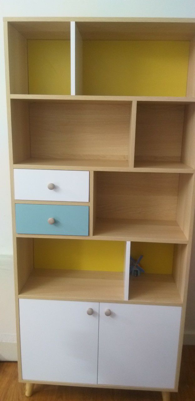 Tủ sách rất đẹp (y hình mẫu). Tuy chân đế có hơi khập khễnh nhưng nói chung là rất hài lòng.