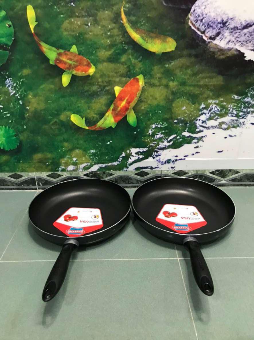 Giá cả phù hợp chảo có độ chống dính tốt tay cầm chắc chắn sủ dụng thời gian dài mà chưa bị bong tróc lớp men chống dính. Nhân viên phục vụ tốt sử dụng rất hài lòng