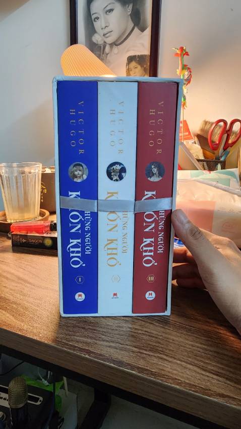 Sách được đóng gói rất kỹ, giao hàng nhanh chóng, giá thành so sánh với các shop khác cũng ổn áp hơn