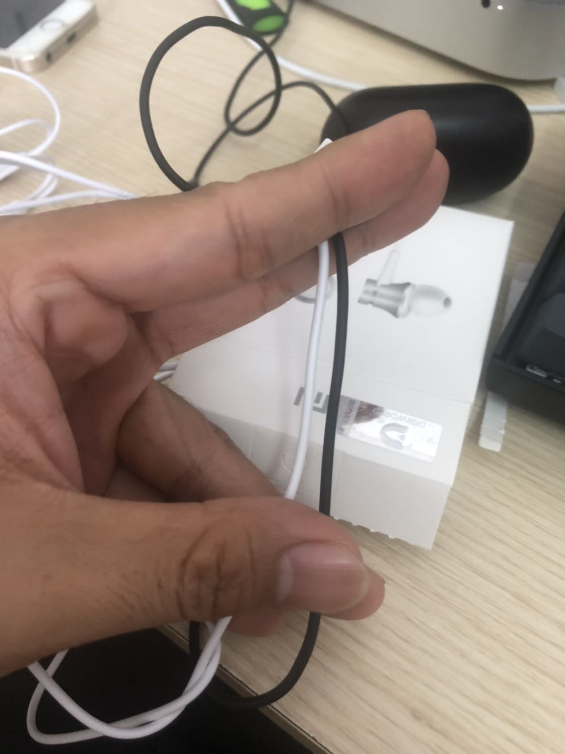 - Thứ nhất là tai nghe màu trắng thì đề là màu bạc ( Không hiểu phân biệt màu kiểu gì )
- Chất lượng tai nghe so với con tai nghe khác cùng loại.
- Dây mỏng và ngắn hơn so với cùng loại mua ở cửa hàng khác.
( Có hình so sánh kèm )
Nếu bạn mua để chống cháy và không muốn ra ngoài giữa mùa dịch này thì đây cũng là một lựa chọn có thể chấp nhận được!