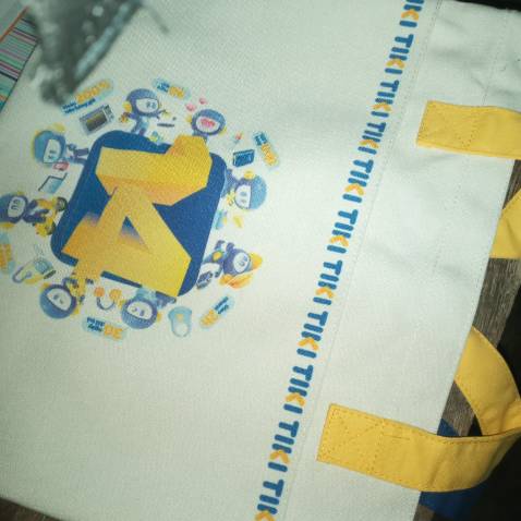 Sách đẹp ok mik chưa đọc nên ko biết đc tặng túi tote có bọc cẩn thận