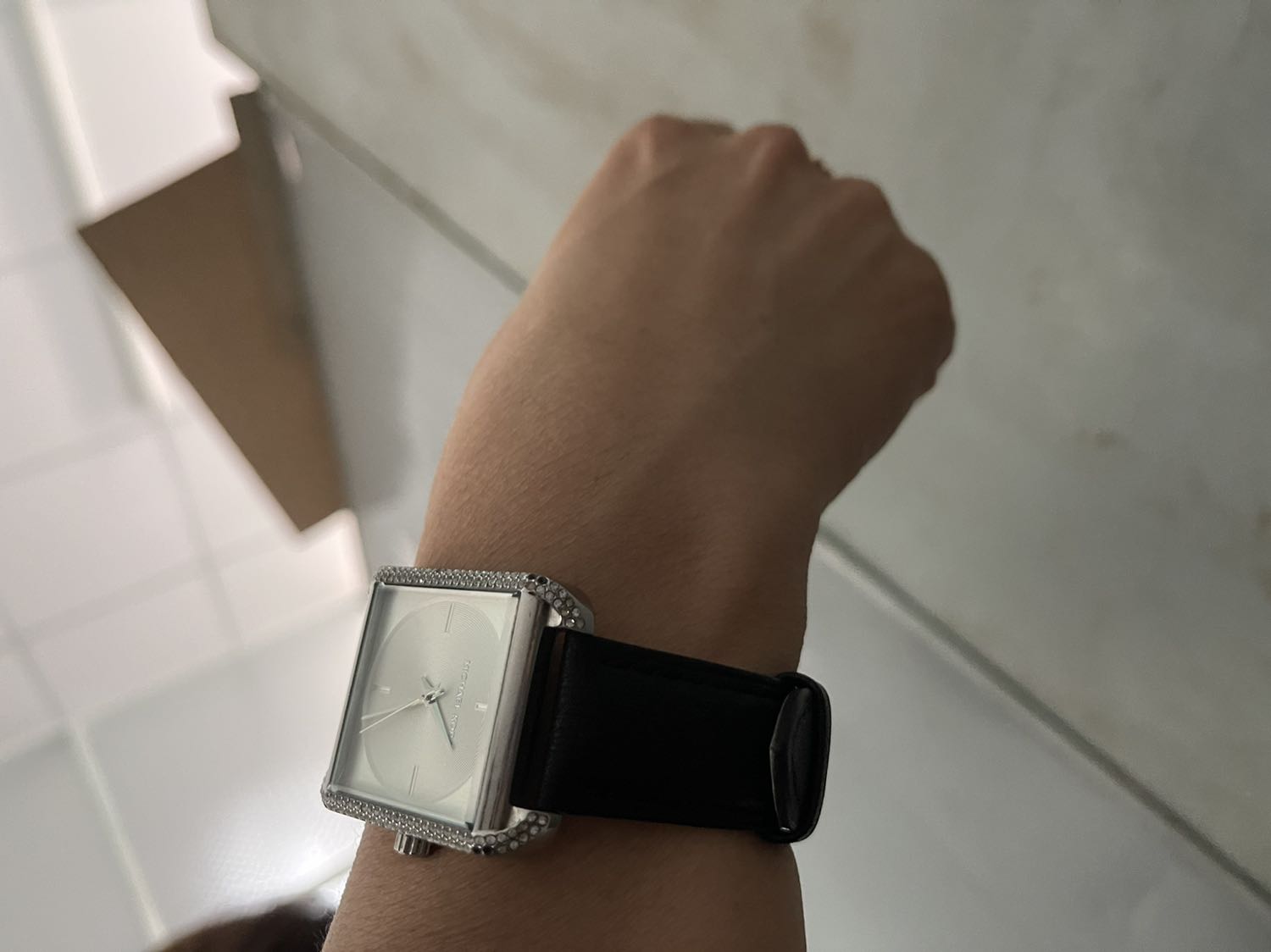 Da mềm đẹp, giao hàng nhanh. Tay nhỏ nên phải thêm 01 lỗ. Nói chung ổn.