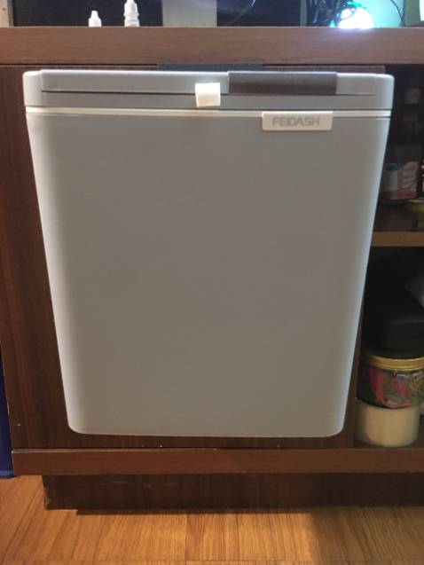 Mình mua màu xanh xám nhìn bên ngoài đẹp lắm, mà chụp ảnh nó lại như màu trắng hê hê. Thiết kế tinh tế sang trọng, thùng to để thoải mái luôn, có 2 cách mở nắp tiện dụng. À có 1 phần đặc biệt mà mình thấy rất thích là có phần thiết kế để túi ngăn mùi của rác, giảm tối đa mùi hôi của rác luôn! Perfect