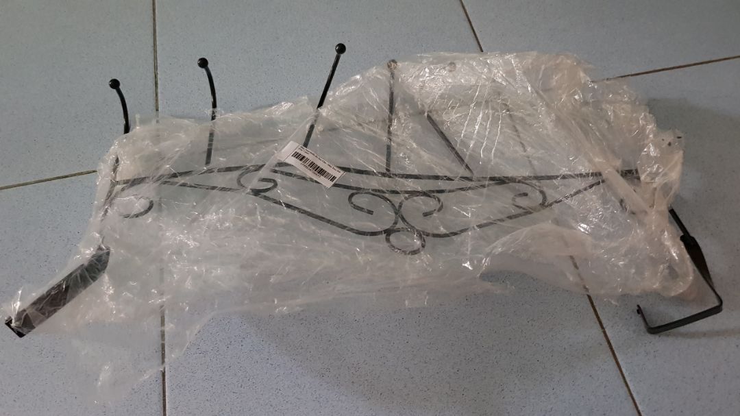 Trời ơi cái móc kinh khủng khiếp. Sau khi Tiki cho đợi dài cổ thì giao cho tôi 2 cái móc méo & gãy mất 2 cái thanh treo hồi nào chả biết vì trong thùng ko có 2 thanh gãy này? Nghĩa là tiki giao của ôi, đồ hư hỏng cho khách mà VẪN DÁM ĐÓNG HỘP & GIAO NHƯ KO có chuyện gì là sao??? Thật là bực mình! Tiki trả lời NGAY cho tôi cái móc thế này tôi làm gì ngoài việc muốn cầm nện cho cái người gói hàng chục phát???