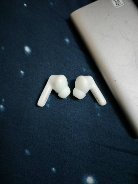 Pin tốt quá, mình sạc dock đầy mà nghe cả sáng và chiều chưa hết pin! Âm thanh tốt, bass ổn - chống ồn cực ok, vừa lái xe vừa đeo tai nghe thì khó nghe tiếng ồn xung quanh lém...