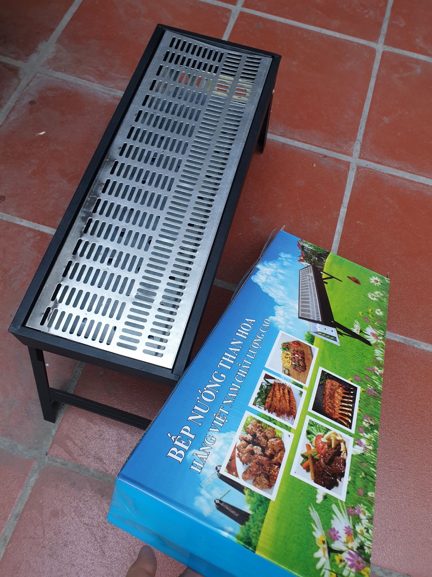 Năm ngoái m có mua của shop 1 bếp rồi dùng rất thích. Nhìn chung năm nay sp đẹp hơn, khung cứng chắc và phần vỉ sáng bóng dễ vệ sinh hơn. Thanks shop.