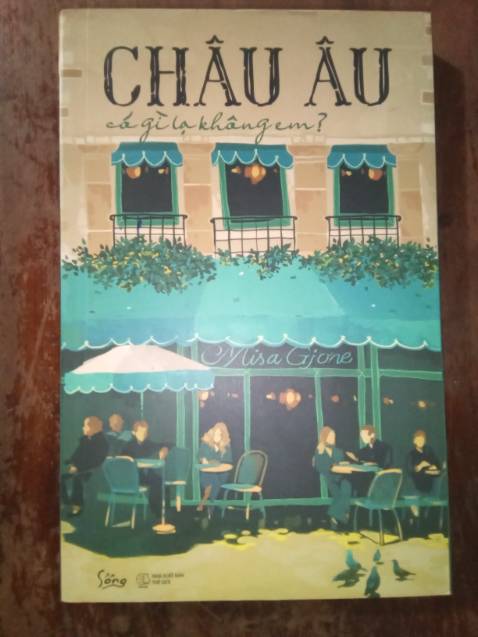 Ấn tượng đầu tiên của mình về thiết kế trang bìa sách là tương đối ổn.  Sách được viết bởi 1 du học sinh sống và làm việc nhiều năm ở Châu Âu. Nội dung sách viết về những nơi có thể xa lạ với người Việt. Nhìn chung sách khi đọc sẽ phù hợp hơn với những độc giả đã từng đi và có chút kiến thức về chủ đề du lịch,...