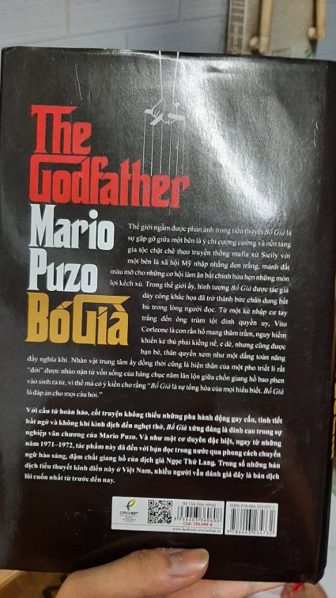 Thiết kế bìa đẹp, tối giản. Một tác phẩm nghe danh đã lâu, mà bây giờ mới đọc + xem phim. Rất hay, có nhiều bài học rút ra cho cuộc sống. Bài học mình tâm đắc nhất là trong công việc đừng để cảm xúc lấn át lý trí. Vì những quyết định có phần cảm tính sẽ dễ mắc lầm.