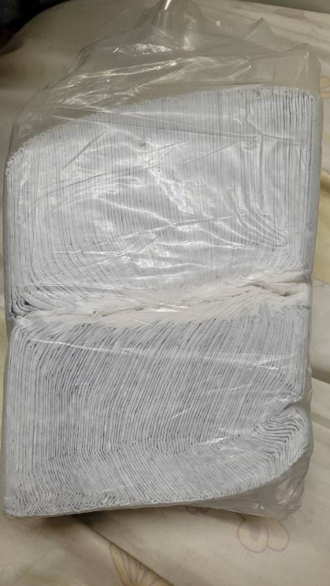 Sản phẩm rất mỏng, không biết nhãn hiệu gì? Và đếm nhiều lần chỉ có 98 miếng tã thôi, không đủ 100 miếng như mô tả về phân loại sản phẩm.