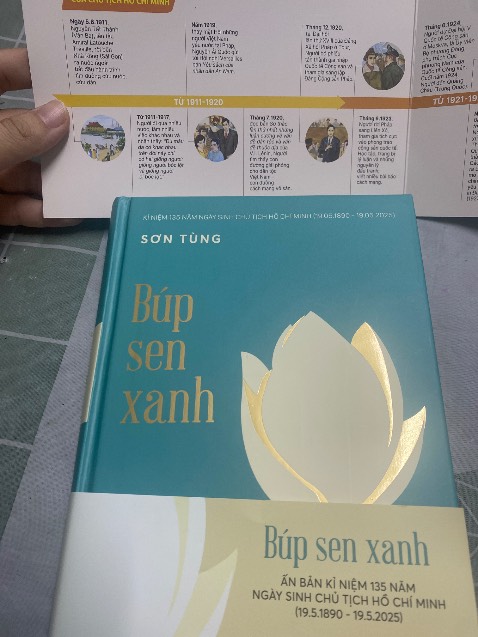 Bìa sách cứng, ánh kim rất đẹp. Bé nhà mình lớp 3 mà rất thích, lấy sách đọc liền. Giao hàng sớm, kịp trước sinh nhật Bác luôn.^^
