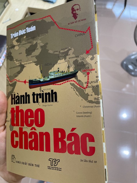 Đọc khá cuốn, dễ hiểu, nội dung sắp xếp theo khu vực chứ k phải thời gian