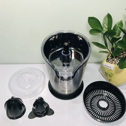 Giao hàng nhanh. Máy Vắt Nước Cam HAFELE GS-401 có thiết kế nhỏ gọn, tốc độ quay vắt ổn định, giúp bạn nhanh chóng có được những cốc nước cam bổ dưỡng. Máy có chức năng đóng mở chống nhỏ giọt, đảm bảo vệ sinh hơn.