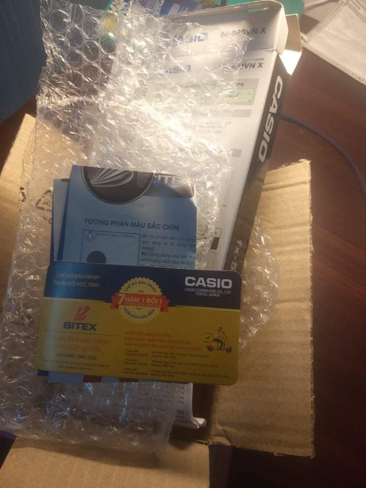 Giao hàng sớm hơn hẹn 3 ngày. Sản phẩm gói rất đẹp, chắc chắn, chống va đập nên không lo máy bị xây xát, có tem phiếu bảo hành đầy đủ. Quan trọng là rẻ hơn rất nhiều so với nhà sách chỗ mình bán. Mình recommend các bạn học sinh cần máy để dùng thì nên mua ở đây, chất lượng mà giá lại hợp lí ạ.