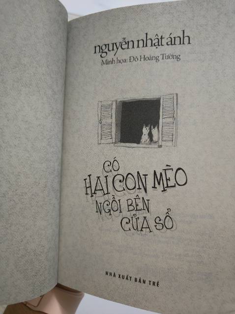 Giở trang đầu tiên ra sờ lên trang sách mịnnnnnnn vô cùng tận, chất lượng giấy quá tốt, minh hoạ rất hay, đáng yêu, "nghệ", tranh vẽ ko cảm giác bị trẻ con. Nói chung 10 điểm cho cuốn sách này, nghe đến lâu rồi nhma giờ mới mua, quả là sáng suốt. Tiki giao hàng nhanh, nhân viên giao hàng thân thiện, đóng gói hàng ẩu, mua 3 cuốn bị gãy mép 2 cuốn.