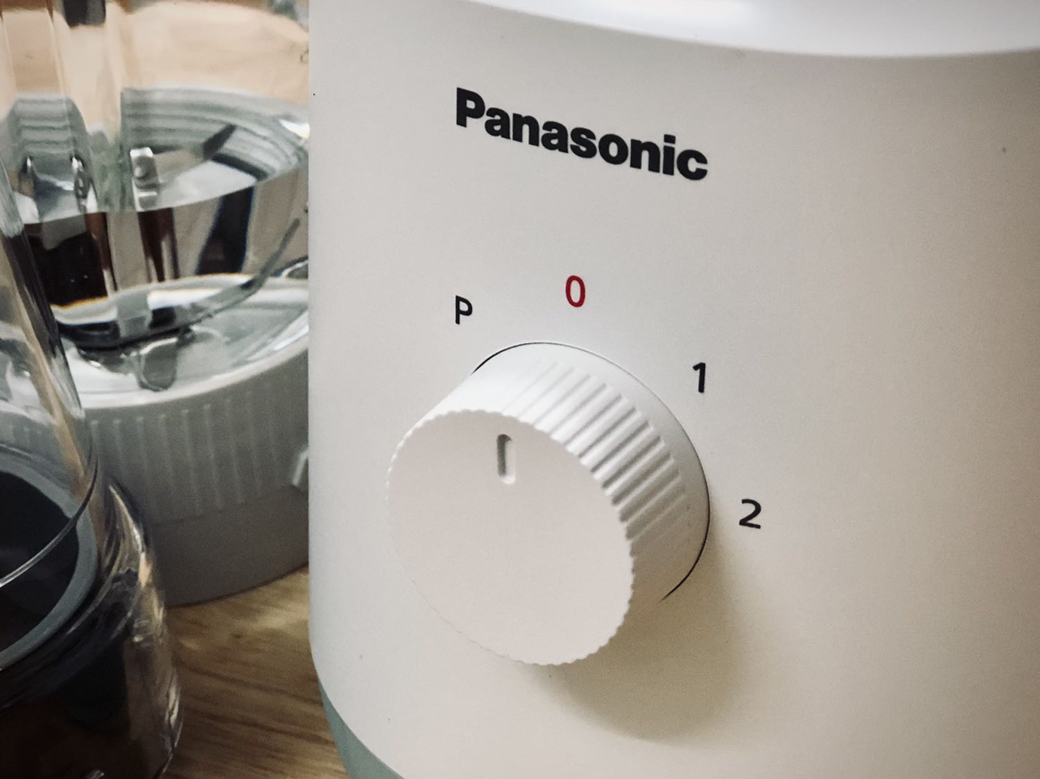 Rất hài lòng với sản phầm này của Panasonic. Kiểu dáng trang nhã, thiết kế tối giản. Mẹ tôi rất thích vì nó dễ điều khiển như tăng giảm quạt. Công suất 290-300W không phải quá mạnh nhưng bù lại có cối xay thuỷ tinh rất đẹp, sạch sẽ. Dùng vào nhu cầu cơ bản được. Cảm ơn Quý công ty.