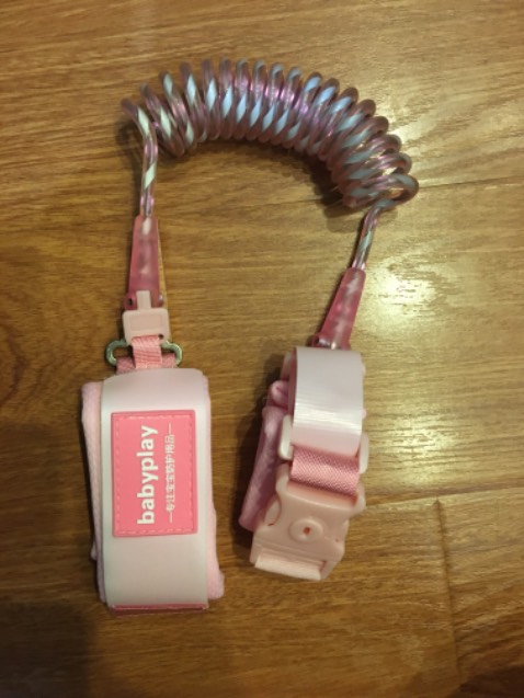 Dây đai có độ đàn hồi tốt, có phản quang, chống cắt. Vòng cổ tay được làm bằng vải mềm, có lớp lót, nên thoáng khí và rất êm. Một đầu có khoá an toàn, rất an tâm khi sử dụng