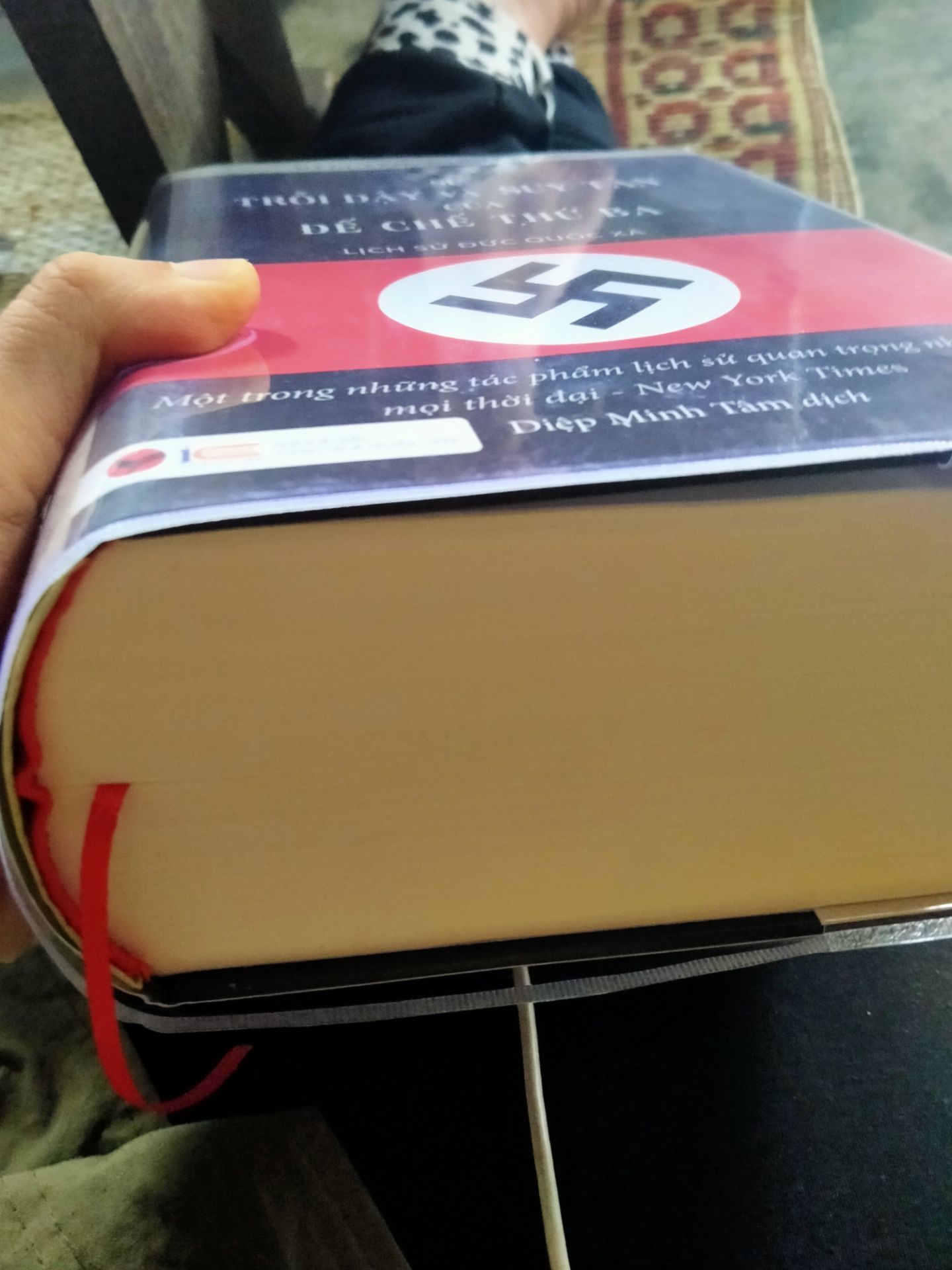 Sách bìa cứng mà vẫn có thể bọc luôn á! Sách dày lắm, cầm mỏi tay nhưng zui lắm!  Đọc cuốn sách và hiểu về một phần lịch sử thế giới, cuốn sách giúp chúng ta có thêm kiến thức. Sách giao về cũng rất nhanh và đóng gói cẩn thận!