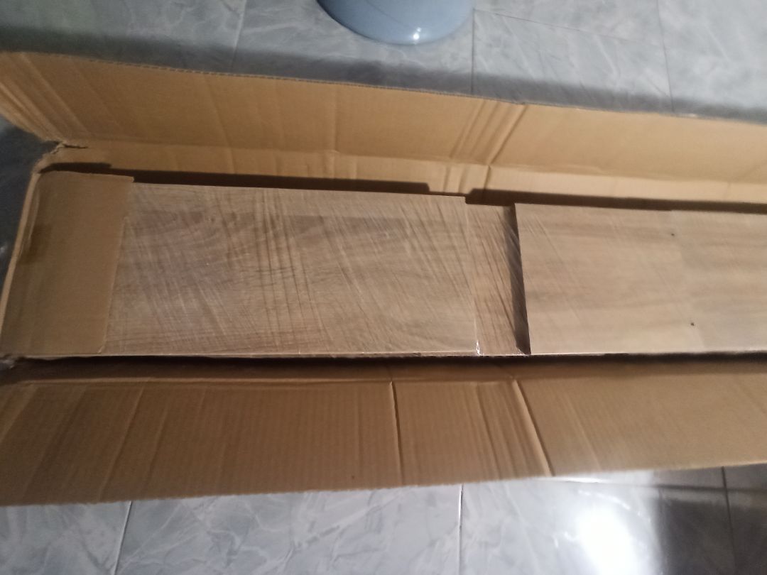 Quá rẻ cho 330 ngàn cả ship.

Mặc dù đã nghiên cứu kỹ nhưng vẫn phải gỡ ra vài lần đó lắp sai. Mất tới 3 tiếng để hoàn thành, và đau cổ tay mấy ngày sau. Giá sách nặng. Lớp phủ rất mỏng nên chỉ cần vật cứng đụng vào mép góc là vỡ rồi. Kết nối chịu lực bằng mấy con vít nhỏ nên hạn chế để đồ nặng. Nói chung giá này cho 1 cái kệ trưng bày thì rất hài lòng. ?