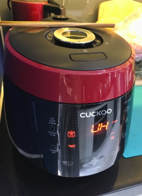 Nồi cơm rất đẹp, nấu cơm ngon và nhanh (20' tổng cộng cho 2 cup), lòng nồi dày & lớp chống dính có vẻ chắc chắn. Menu dễ sử dụng, đặc biệt nồi có ghi nhớ nên khi đã nấu ở chế độ nào rồi thì lần sau nồi tự chọn lại chế độ cũ, ko cần bấm lại menu.

Mình đã thử nấu cơm gạo trắng thường Glutin Rice, cơm dẻo ngon và nguyên hạt.
Nấu cơm gạo trắng ở chế độ High Heat thì cơm dẻo nhưng hơi khô, cần cho nhiều nước hơn chế độ bình thường một chút (2 cup gạo thì nước đến vạch 2.5 của Long Grain)
Nấu cơm gạo lứt Brown Rice dẻo ngon. Mình nấu 2 cup gạo lứt thì đổ nước đến vạch số 3 của Long Grain.
Nấu cơm gạo lứt chế độ Gaba thì nồi tự ngâm gạo 2h rồi mới bắt đầu nấu tiếp 1h nữa. Chế độ Gaba ngâm gạo nên ko cần đổ dư nước, đổ đúng mức nước ở vạch Gaba (2 cup thì nước đến vạch số 2) là được.

Các chế độ khác chưa thử. Hy vọng nồi sử dụng bền!