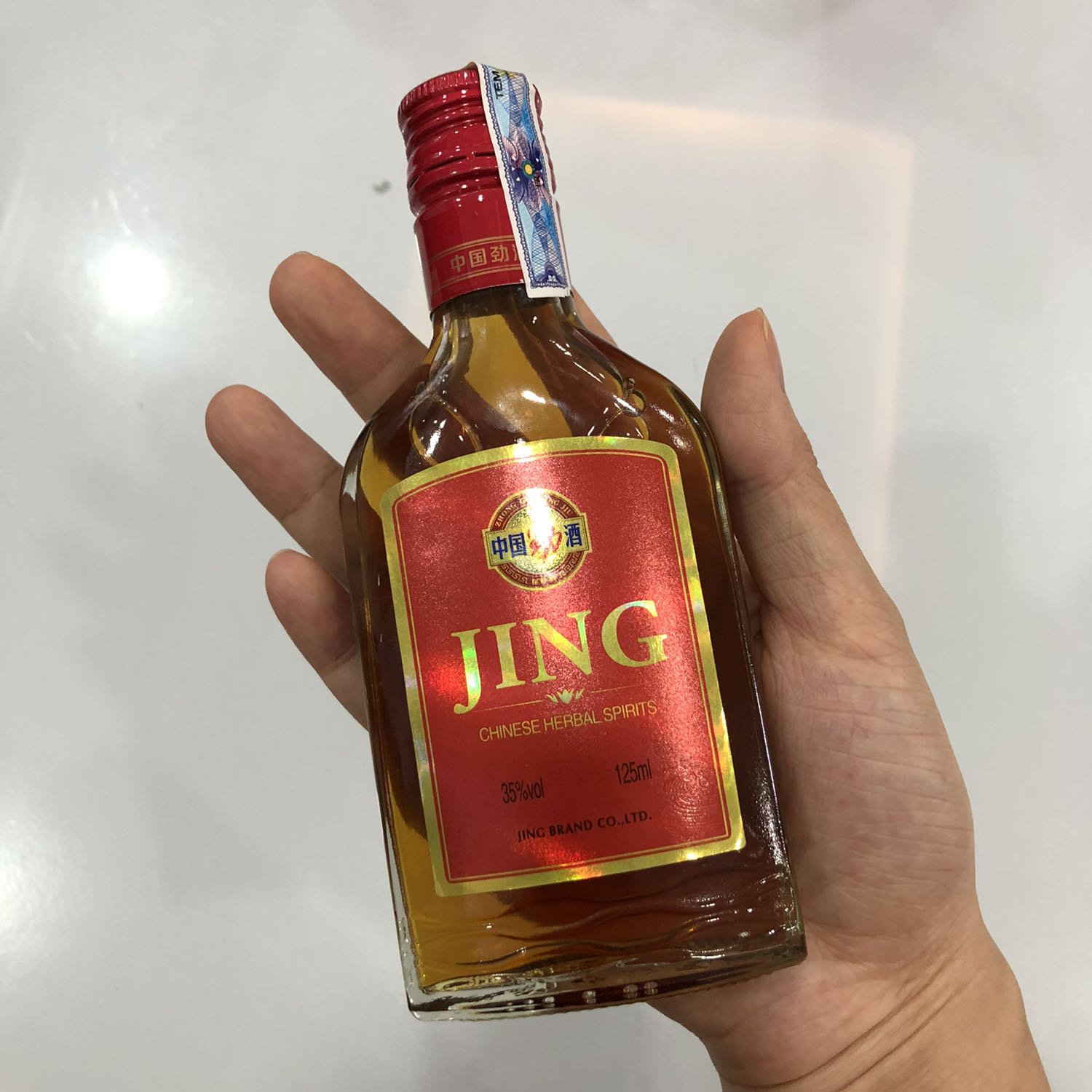 Mình mua cả chai lớn và chai nhỏ. Chai nhỏ được thiết kế nhỏ gọn tiện mang ra ngoài, dễ cầm, ít người uống thì mình thường dùng chai nhỏ để mọi người uống không bị quá chén vì độ cồn khá cao so với các loại rượu khác trên thị trường việt nam.