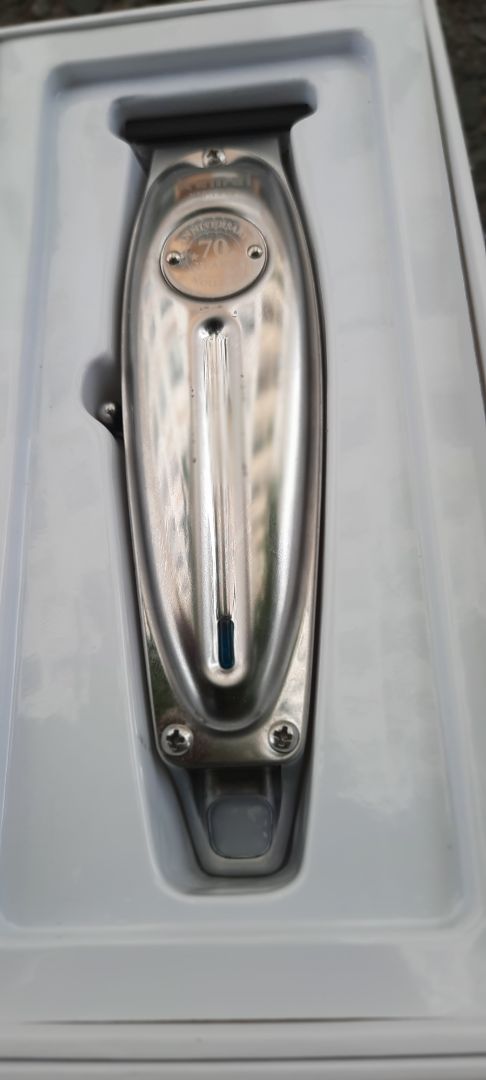 Máy bị trầy, có vẻ như hàng tồn kho, không vừa ý lắm.