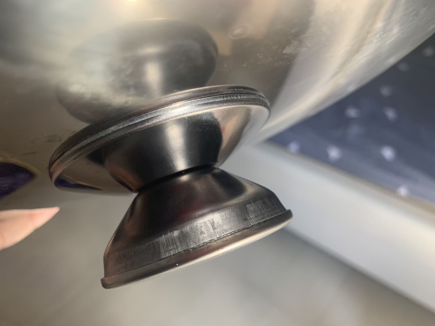 Trong lúc rửa nồi lần đầu để sử dụng thì bị đứt tay nên phát hiện tay cầm trên nắp của nồi lớn chưa được mài kỹ, có một đoạn răng cưa rất bén gây đứt tay chảy máu khi sử dụng. Cần tiki hỗ trợ đổi lại nắp nồi size 24cm giúp tôi