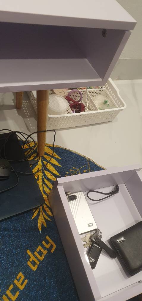 Ngăn kéo tủ không có ray kéo, kéo rất khó chịu bực mình.